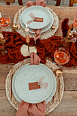 Herbstlich gedeckter Esstisch mit Kerzen und Akzenten in Brauntönen