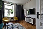 Wohnzimmer mit Fernseher mit Vintage-Flair