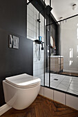Modern gestaltetes Badezimmer in Schwarz-Weiß