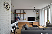 Modernes Wohnzimmer mit Regalwand, Bartheke und Ziegelwandelement
