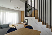 Modernes Wohnzimmer mit Treppe und Holzelementen