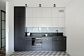 Moderne Küchenzeile in Schwarz-Weiß mit geometrischem Bodenmuster