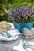 Spring table setting with forget-me-nots, meringue and DIY decorations