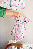 Handgemachter Baby-Body mit australischem Flora- und Fauna-Druck