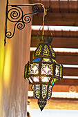 Orientalische Hängelampe mit bunten Glaselementen