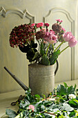 Blumenstrauß mit Hortensie, Tulpen und Nelken in Vintage Gießkanne