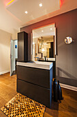 offener Badbereich in einer Wohnung mit modernem Design, Hamburg, Norddeutschland, Deutschland