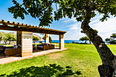 Loungebereich mit Blick auf das Meer im Can Simoneta, Bucht von Canyamel, Mallorca, Balearen, Spanien