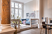 modern dekorierte und eingerichtete Jugendstilwohnung in Hamburg, Norddeutschland, Europa