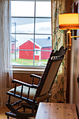 Schaukelstuhl in typischem, norwegischem Haus, Hamnoy, Nordland, Lofoten-Inseln, Norwegen