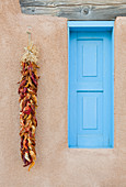 Blaues Fenster mit Chilipfeffer, Ranchos de Taos, New Mexico, USA