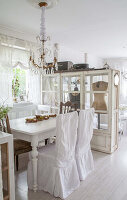Stuhlhussen Bilder – Interior Design-Fotos kaufen ❘ living4media