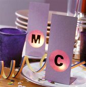 Place cards illuminated by tea lights