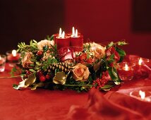 Advent arrangement: roses, gold threads & burning candles