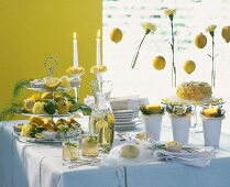 Sommerliches Buffet mit Zitronen