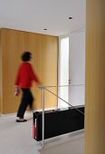Frau geht durch Zimmer (Villa Bamboo, Südfrankreich)