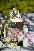 Laterne mit Hortensien und Kerzen als Tischdeko