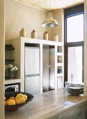 Beton gefertigte Nische für Kühlschrank und Geschirrstauraum in einer mediterranen Küche