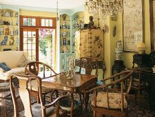 Ein überladenes Wohnzimmer mit verschiedenen Antikmöbeln und viel Dekoration
