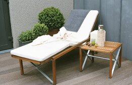 Lounger and side table