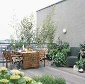 Gedeckter Tisch und Pflanzen auf einer Terrasse