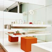 Badezimmer mit Waschbecken & Spiegelwand