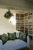 Wohnraum mit Blick auf Bücherschrank