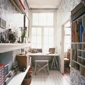 Arbeitszimmer mit raumhohem Fenster und floraler Motivtapete
