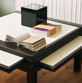 Ausziehbarer Tisch im japanischen Stil mit Notizbüchern und Holzkästchen