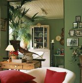 Liebevoll eingerichteter Wohnraum mit viel Deko und Vintagestücken