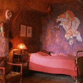 Vintagemöbel in einem roten Schlafzimmer mit alten Wänden
