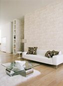 Elegante Designermöbel im Wohnzimmer mit dezent gemusterter Wandtapete