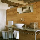 Ein moderner Waschtisch mit Marmorplatte an einer Holztrennwand im rustikalen Bauernhaus