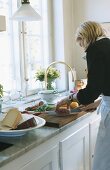 Küchenausschnitt mit kochender Frau