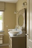 Badezimmer in Naturtönen mit Waschtisch & Spiegel