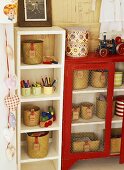 Ausschnitt eines Wandregals im Kinderzimmer mit Schreibutensilien & Spielzeug sowie Körben & Dosen zur Aufbewahrung