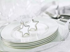 Geschirr, Besteck, Weihnachttsdeko für weiss gedeckten Tisch