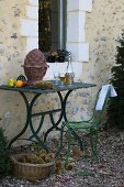 Gartentisch mit Herbstdeko und Federweisser