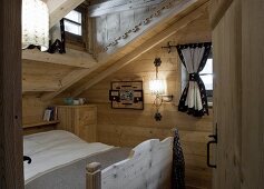 Schlafraum unter dem Dach der Holzhütte
