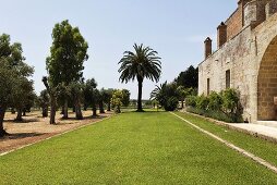 Italienische Gartenanlage mit romanischer Burg
