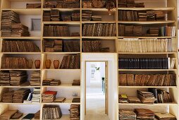 Einbauregal gefüllt mit antiquarischen Büchern