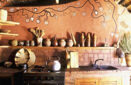Rustikale Küche mit bemalter Wand im afrikanischen Stil