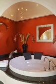 Stimmungsvoller Badraum - Wellnesswanne unter Gewölbedecke mit Sternenhimmel und rotgetönter Wand