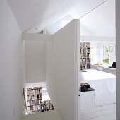 Ausgebauter Dachraum mit weißem Treppenhaus und Blick ins Schlafzimmer
