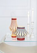 Lampions und Kerzenständer mit brennenden Kerzen