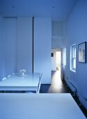 Weisses minimalistisches Esszimmer mit offener Tür