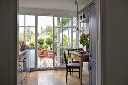 Blick durch offene Tür in Küche und auf geöffnete Terrassenschiebetür