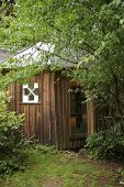 Rustikale Holzhütte im Garten