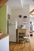 Kühlschrankkombination und freistehender Schneideblock in moderner offener Küche