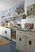 Moderne Küche mit Boden und Wand in blau